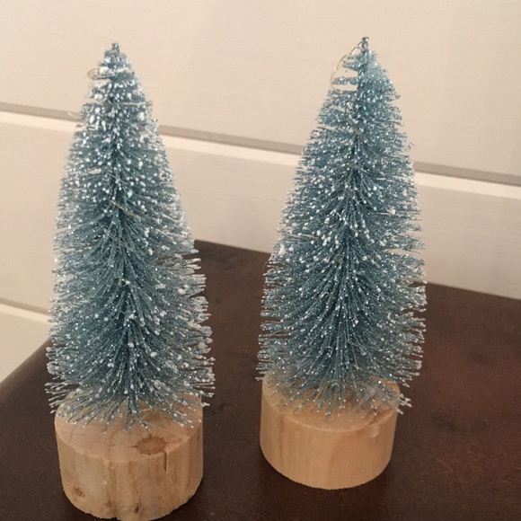 Set of 2 Lighted Bottle Brush Trees - Picture 2 of 8